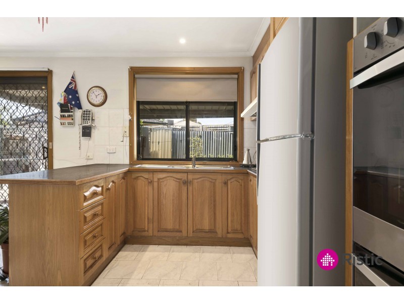 2/4 Jacoby Court, Mill Park VIC 3082