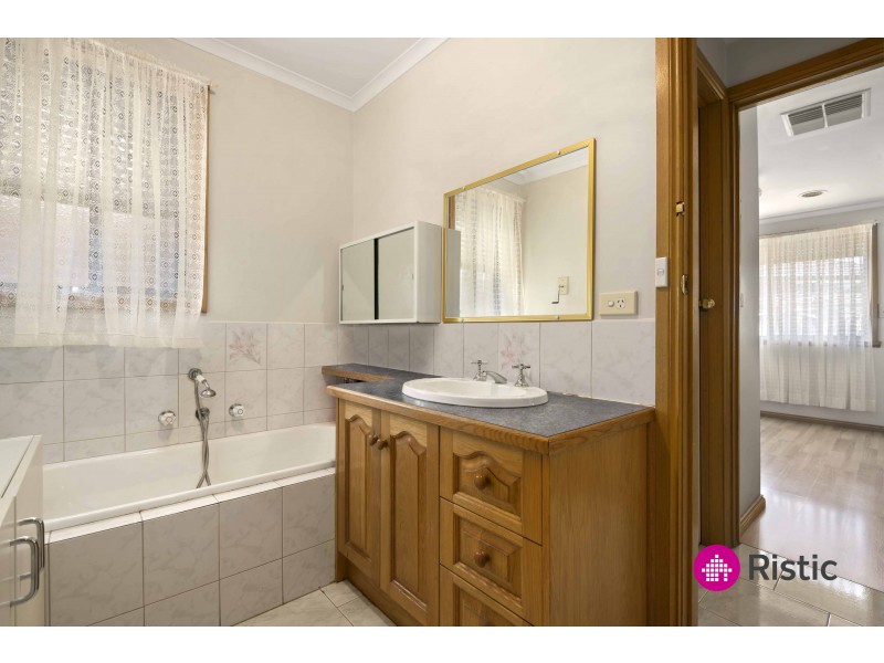 2/4 Jacoby Court, Mill Park VIC 3082