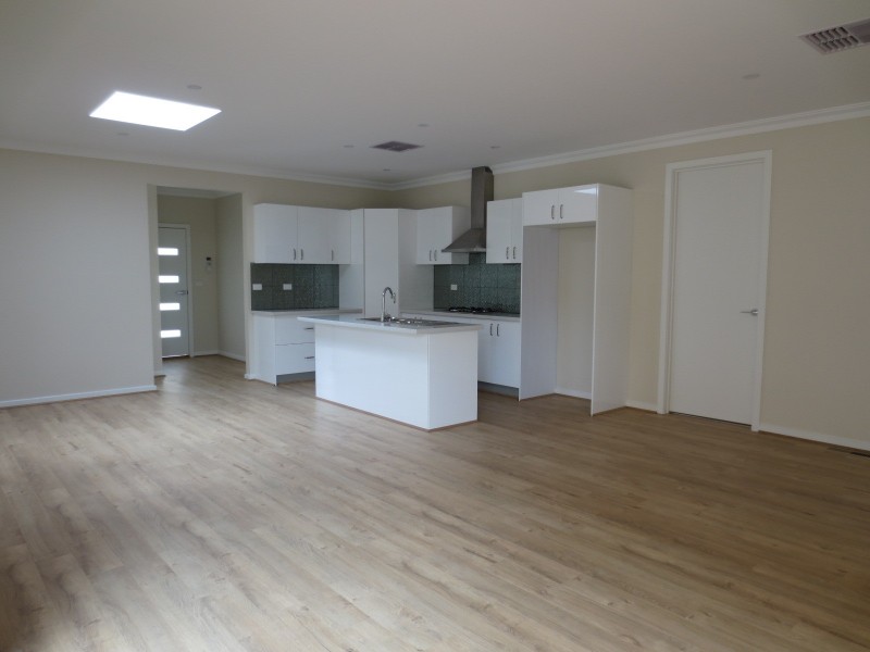 1/2 Woolnough Drive, Epping VIC 3076