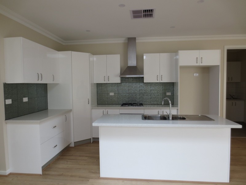 1/2 Woolnough Drive, Epping VIC 3076