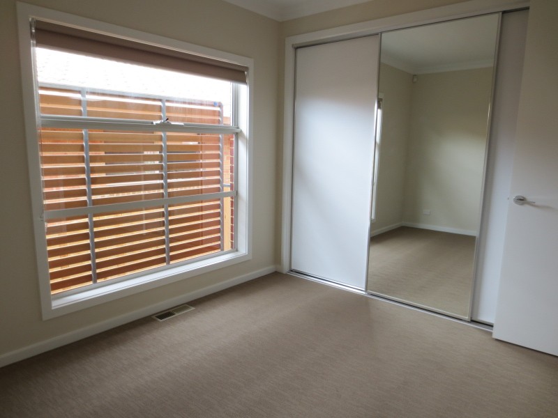 1/2 Woolnough Drive, Epping VIC 3076