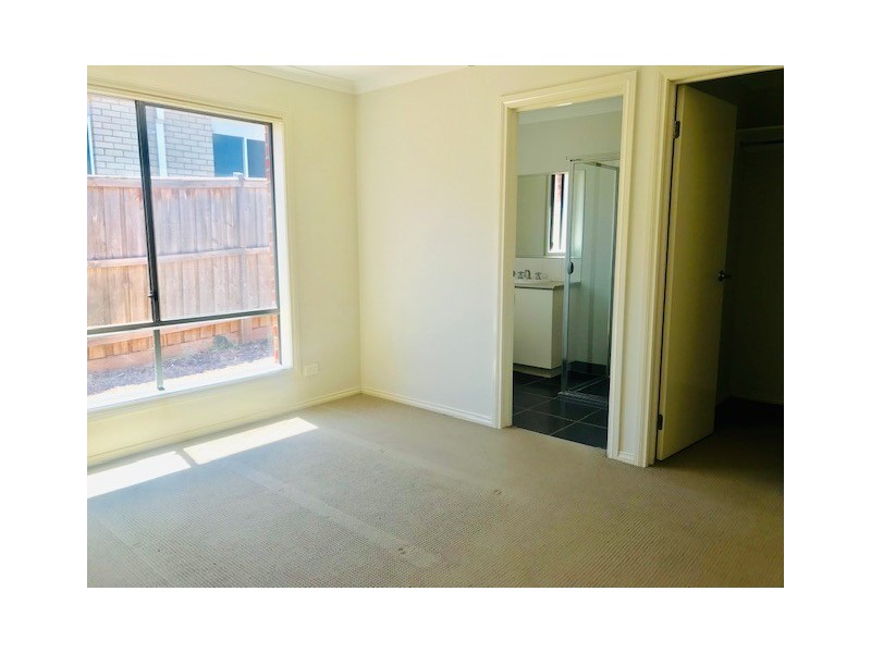 32 Cootamundra Circuit, Melton West VIC 3337