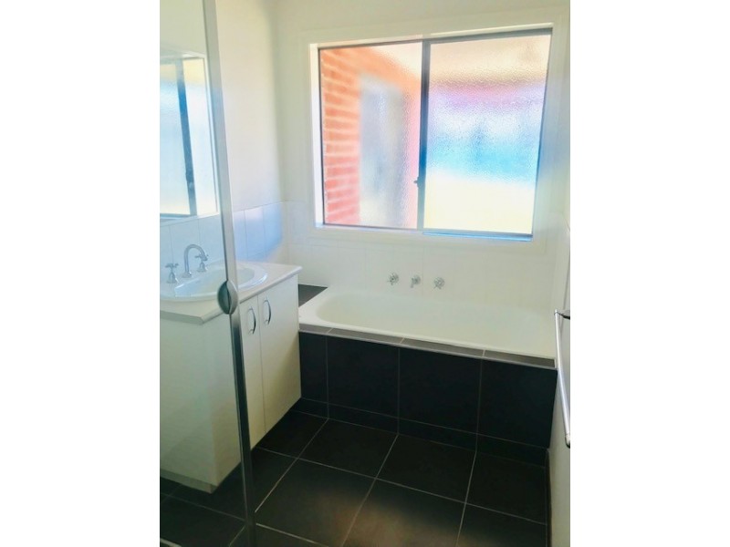 32 Cootamundra Circuit, Melton West VIC 3337