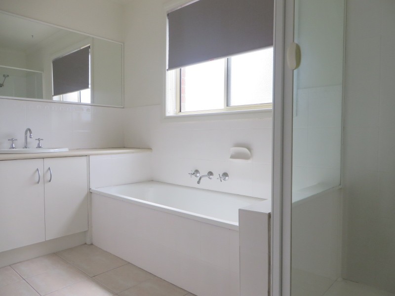 60 The Lakes Boulevard, South Morang VIC 3752