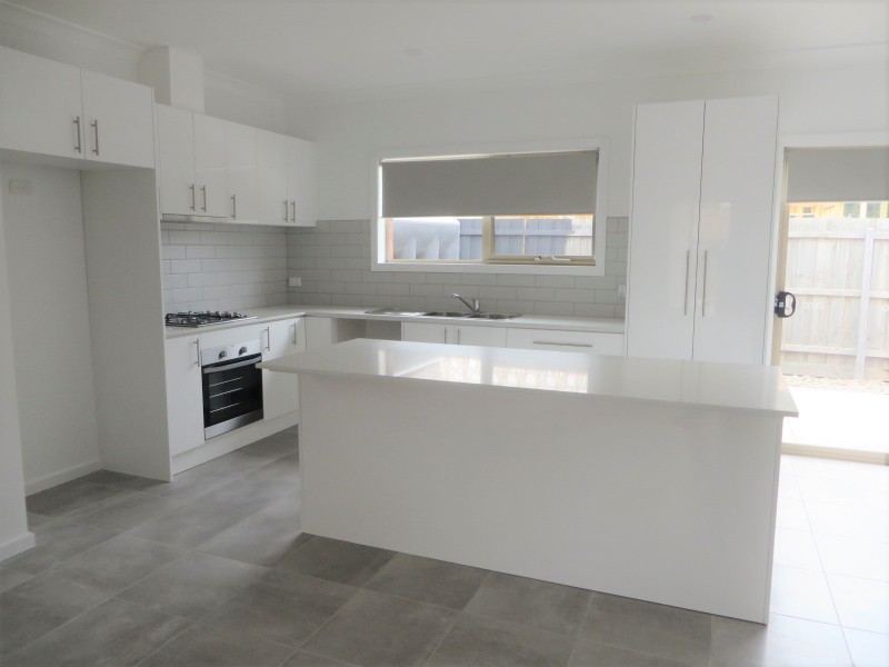 2/113 Centenary Drive, Mill Park VIC 3082