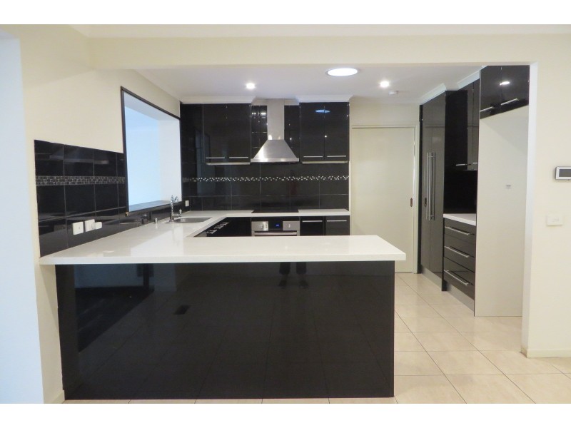 8 Acmena Court, Mill Park VIC 3082