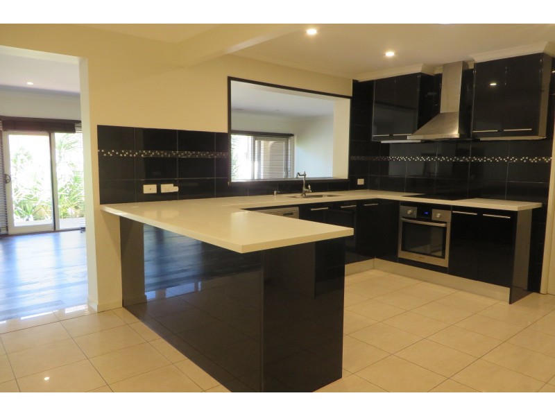 8 Acmena Court, Mill Park VIC 3082