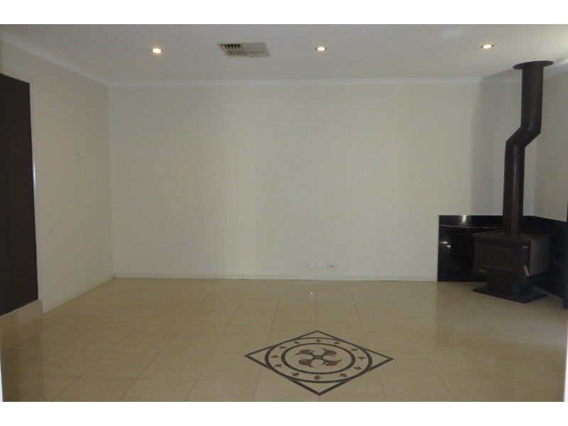 8 Acmena Court, Mill Park VIC 3082