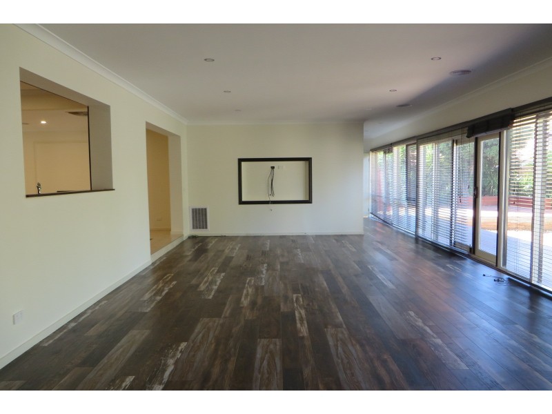 8 Acmena Court, Mill Park VIC 3082