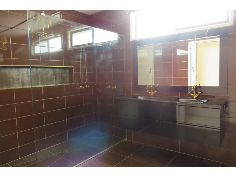 8 Acmena Court, Mill Park VIC 3082