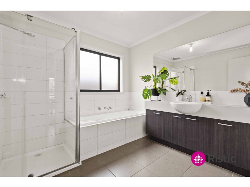 12 Woodridge Crescent, Doreen VIC 3754