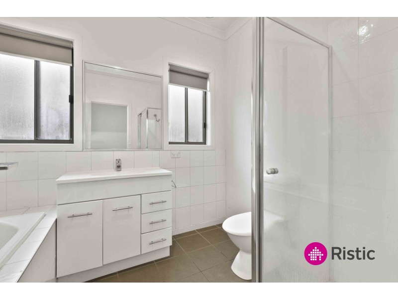 12 Dolphin Drive, South Morang VIC 3752