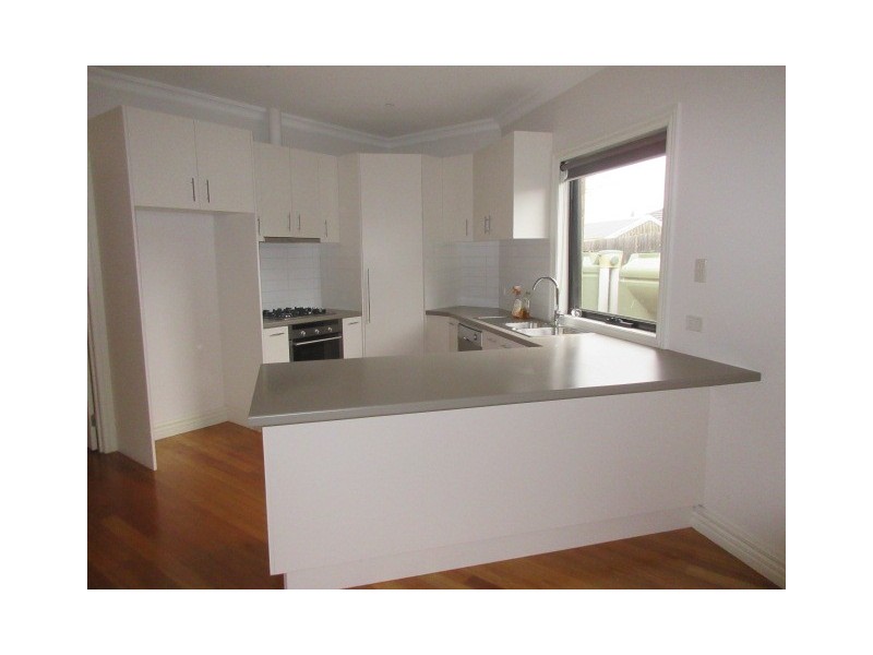 2/5 Windeatt Close, Mill Park VIC 3082