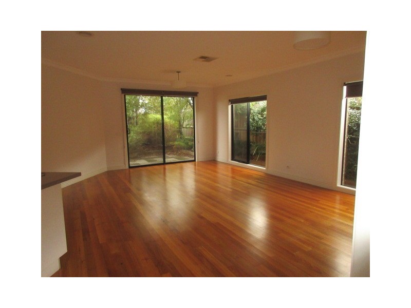 2/5 Windeatt Close, Mill Park VIC 3082