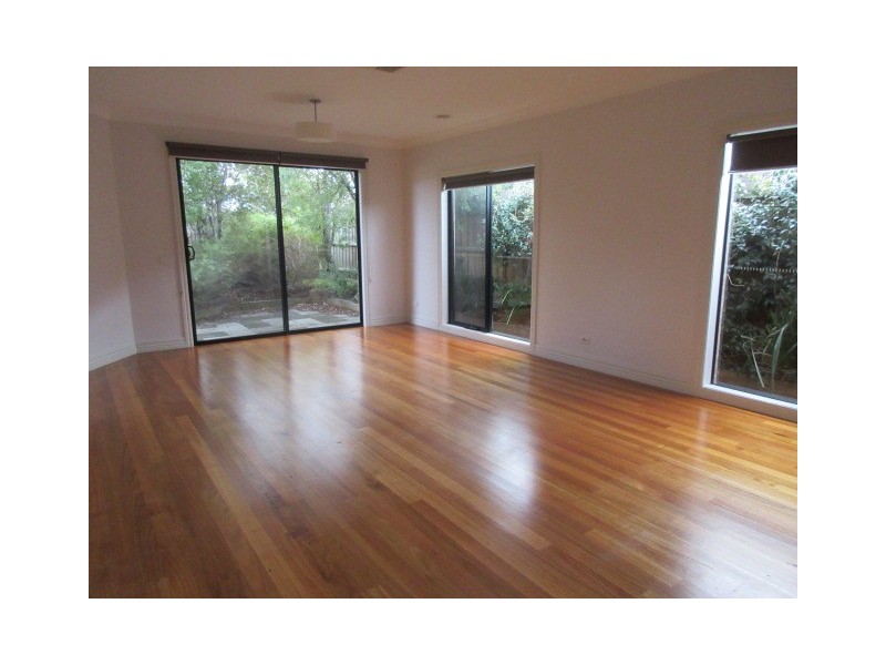 2/5 Windeatt Close, Mill Park VIC 3082