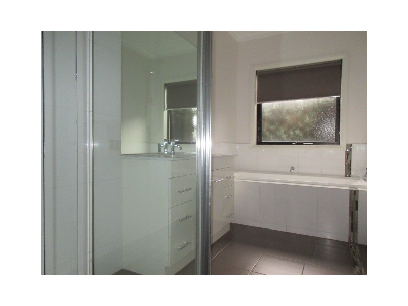 2/5 Windeatt Close, Mill Park VIC 3082