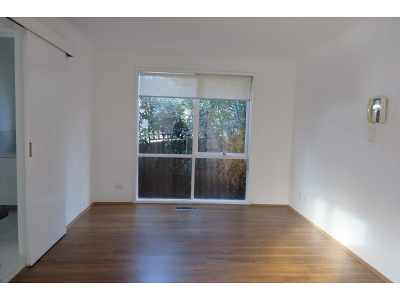 8 Nigel Crescent, Gladstone Park VIC 3043