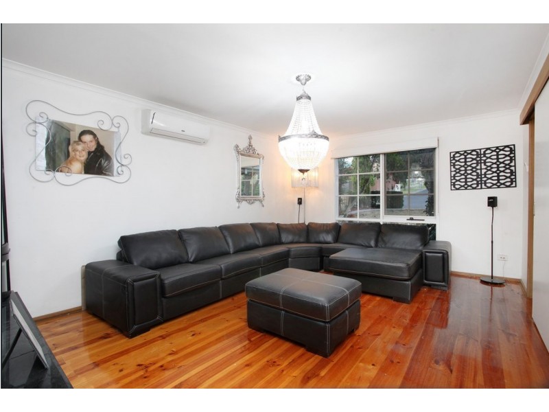 8 Nigel Crescent, Gladstone Park VIC 3043