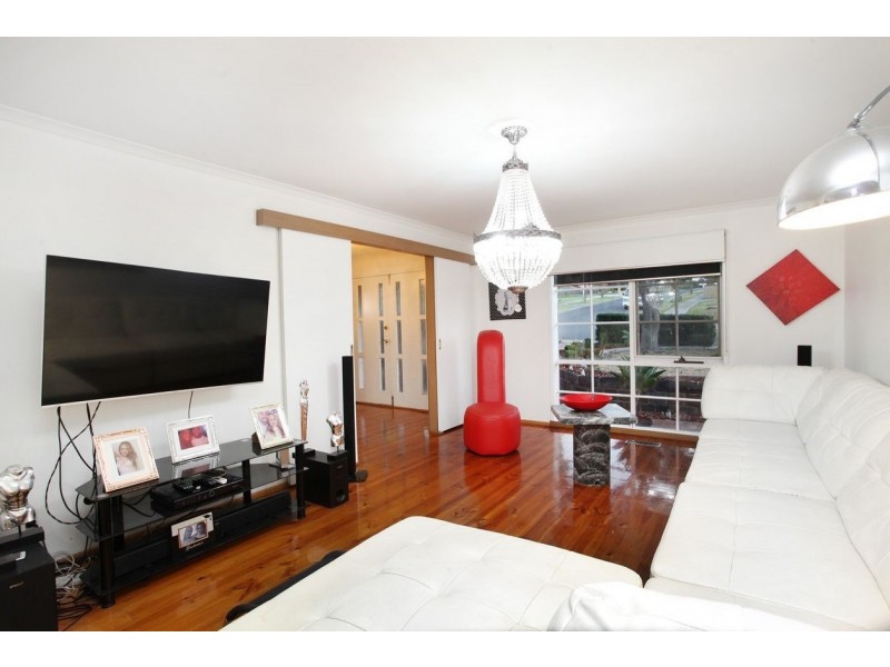 8 Nigel Crescent, Gladstone Park VIC 3043
