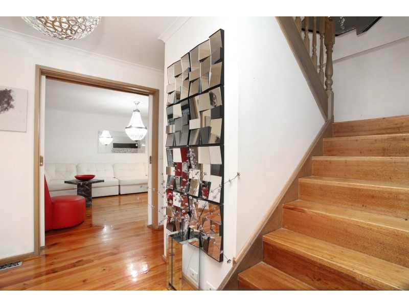 8 Nigel Crescent, Gladstone Park VIC 3043