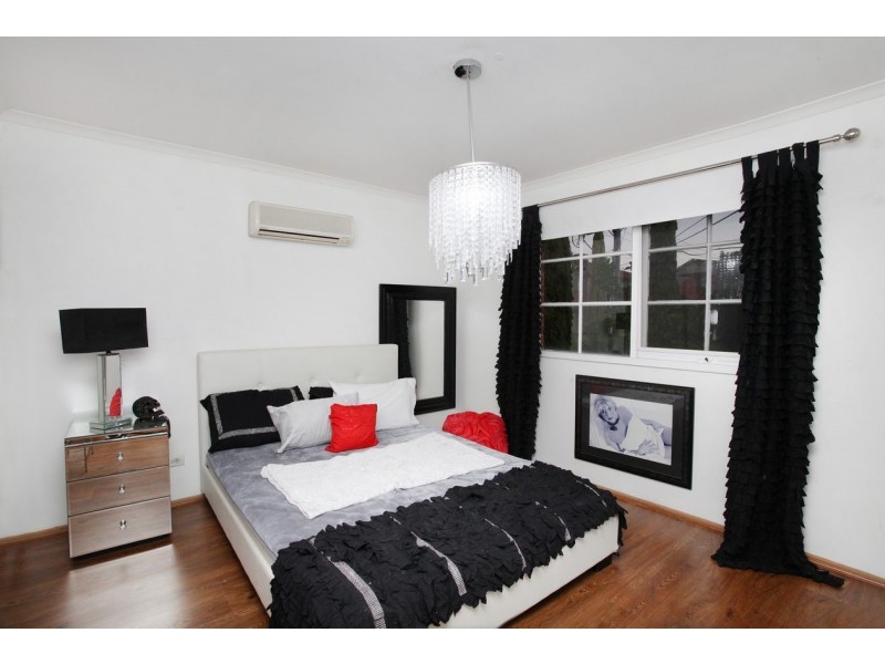 8 Nigel Crescent, Gladstone Park VIC 3043