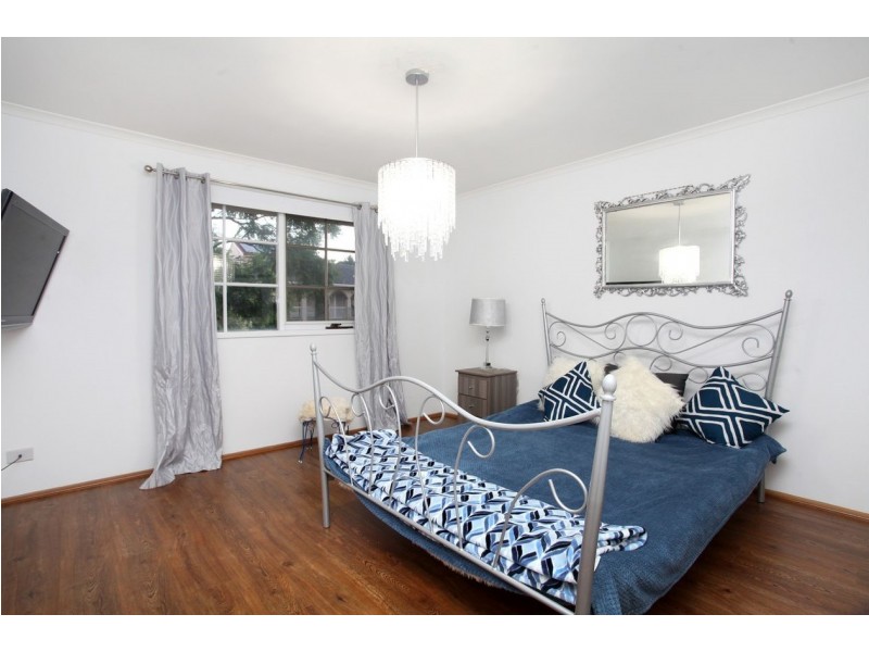 8 Nigel Crescent, Gladstone Park VIC 3043
