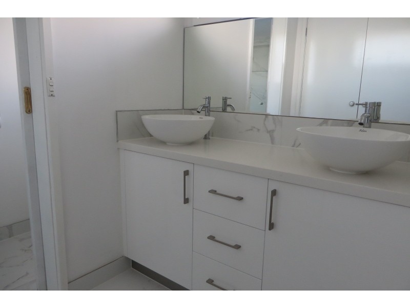 8 Nigel Crescent, Gladstone Park VIC 3043