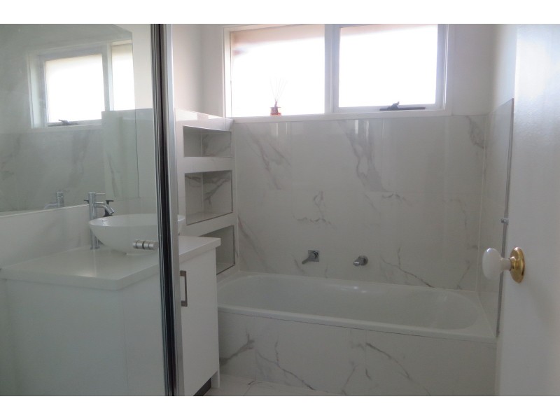 8 Nigel Crescent, Gladstone Park VIC 3043