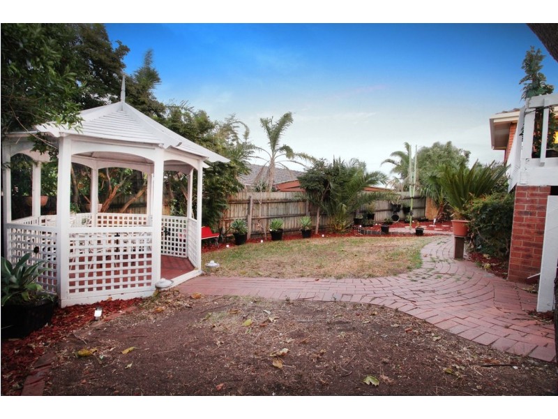 8 Nigel Crescent, Gladstone Park VIC 3043