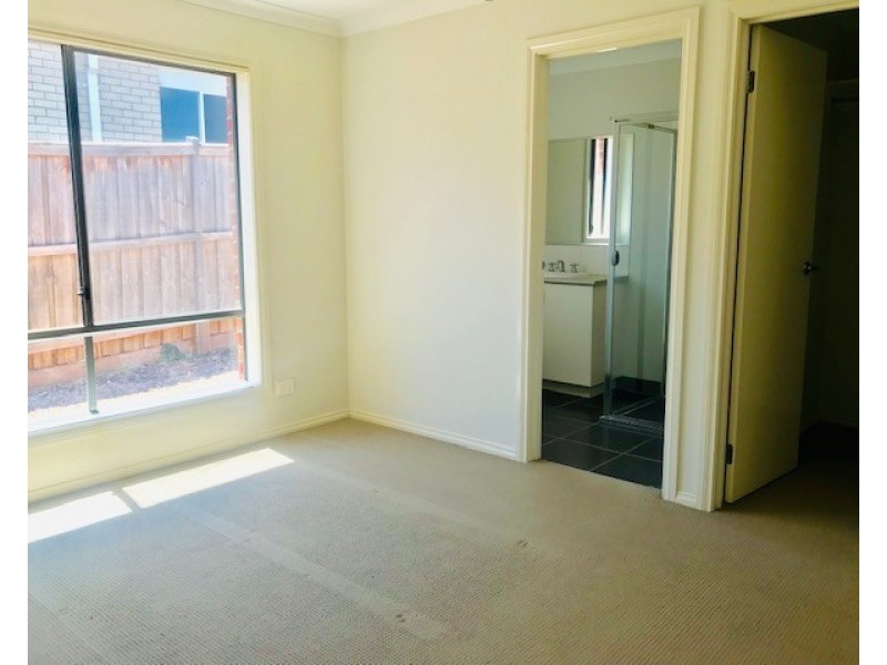 32 Cootamundra Circuit, Melton West VIC 3337