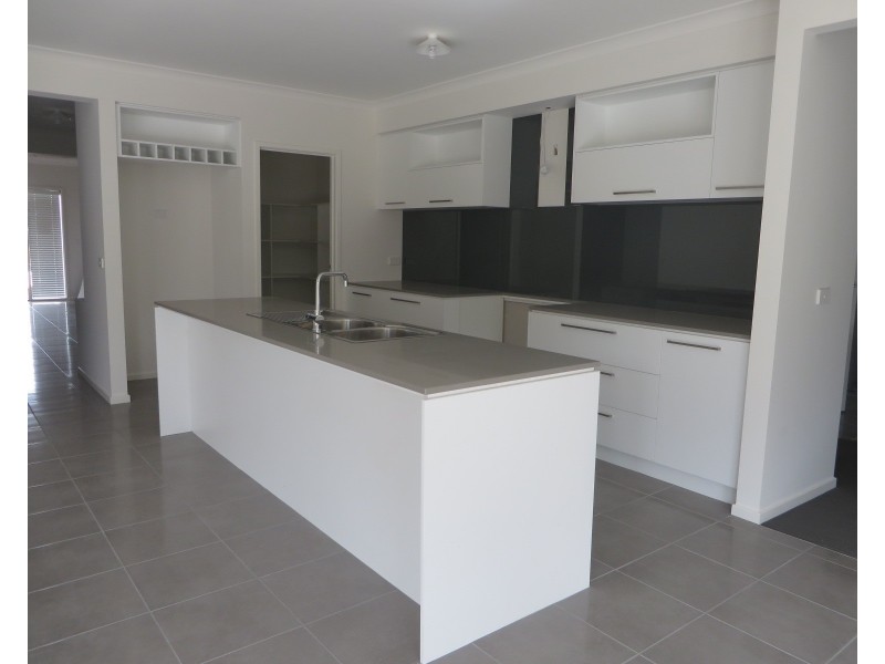 8 Witchazel Drive, South Morang VIC 3752