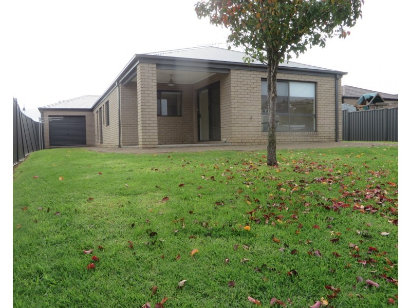 3 Doonie Way, Pakenham VIC 3810
