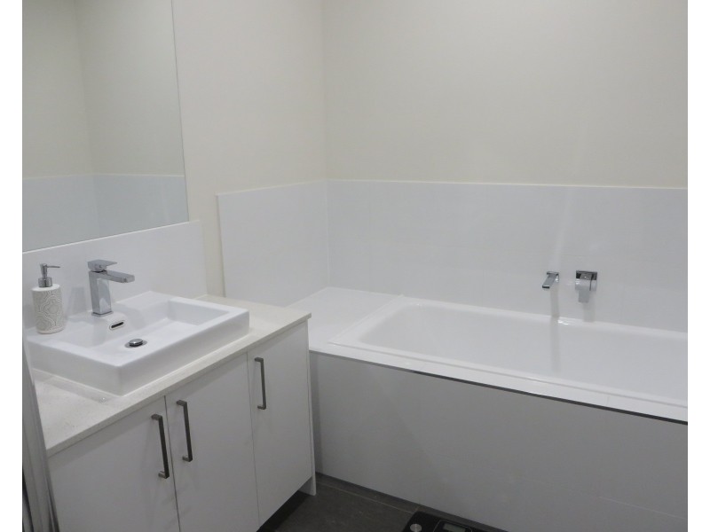 1/90 Saltlake Boulevard, Wollert VIC 3750