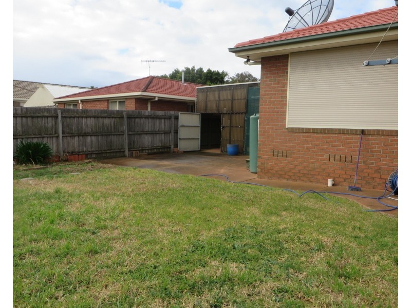 33 Peyton Drive, Mill Park VIC 3082