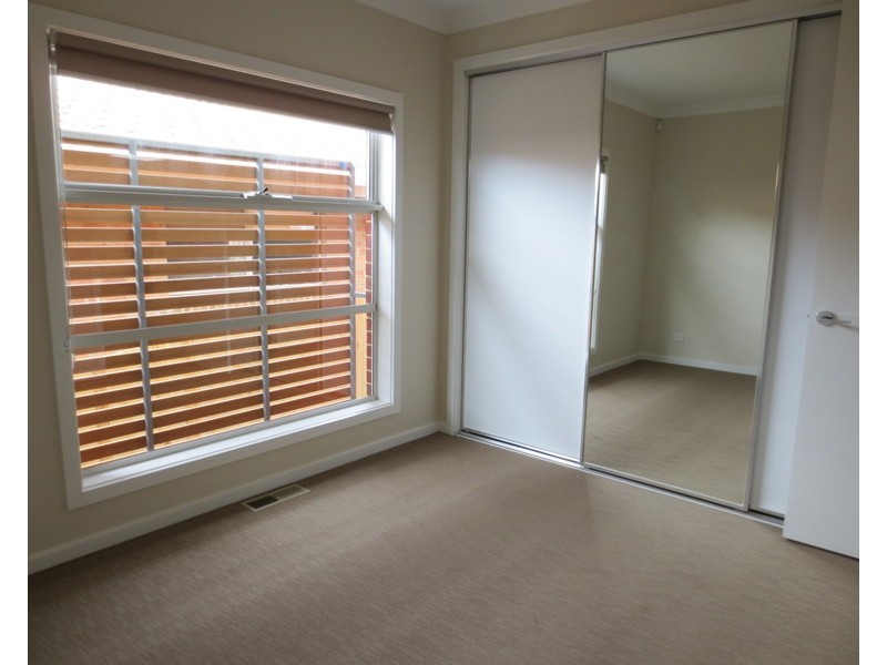 2/2 Woolnough Drive, Epping VIC 3076