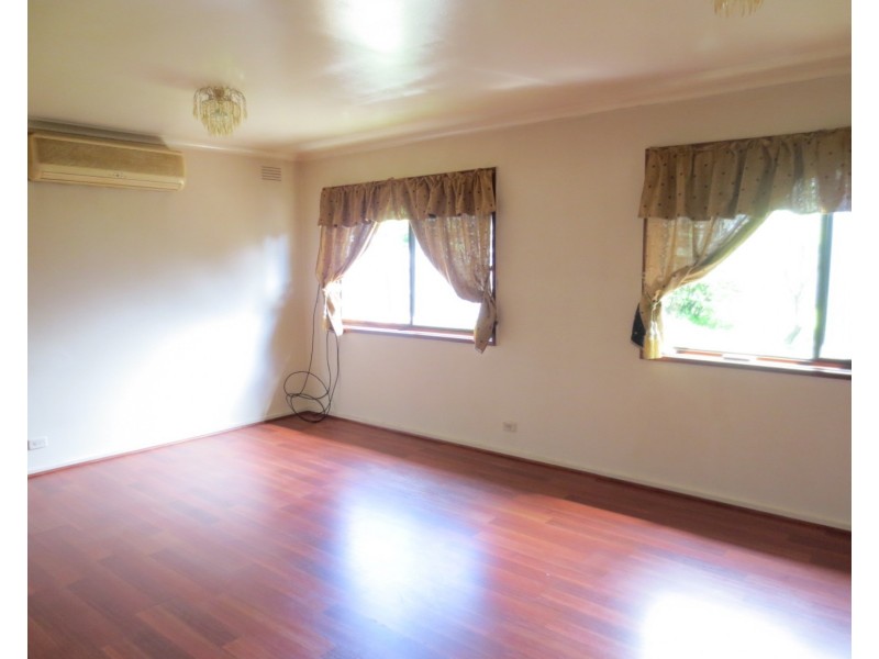 33 Malmsbury Drive, Meadow Heights VIC 3048