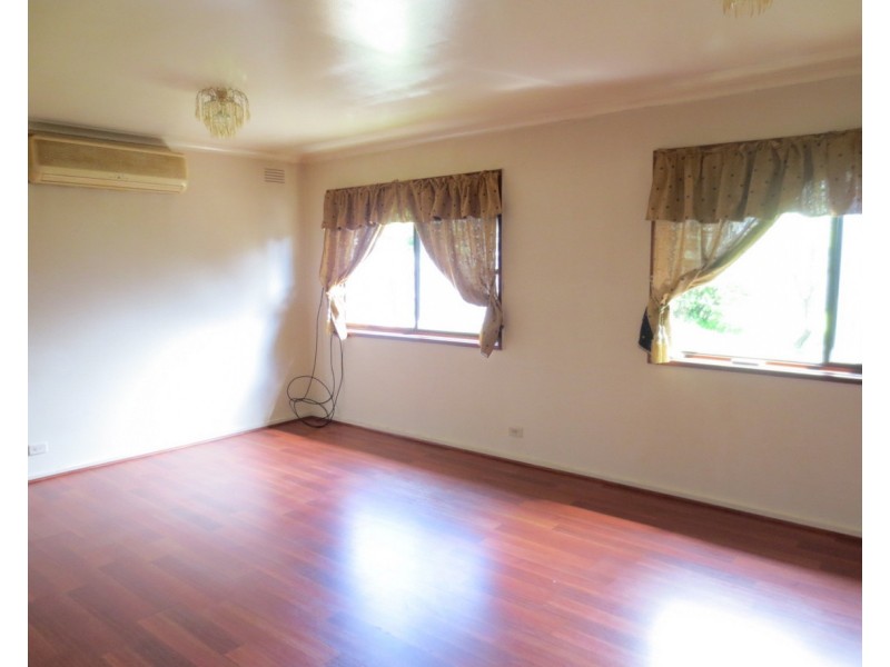 33 Malmsbury Drive, Meadow Heights VIC 3048