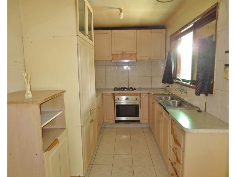 33 Malmsbury Drive, Meadow Heights VIC 3048