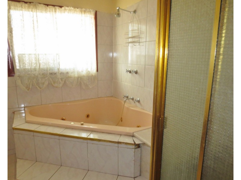 33 Malmsbury Drive, Meadow Heights VIC 3048