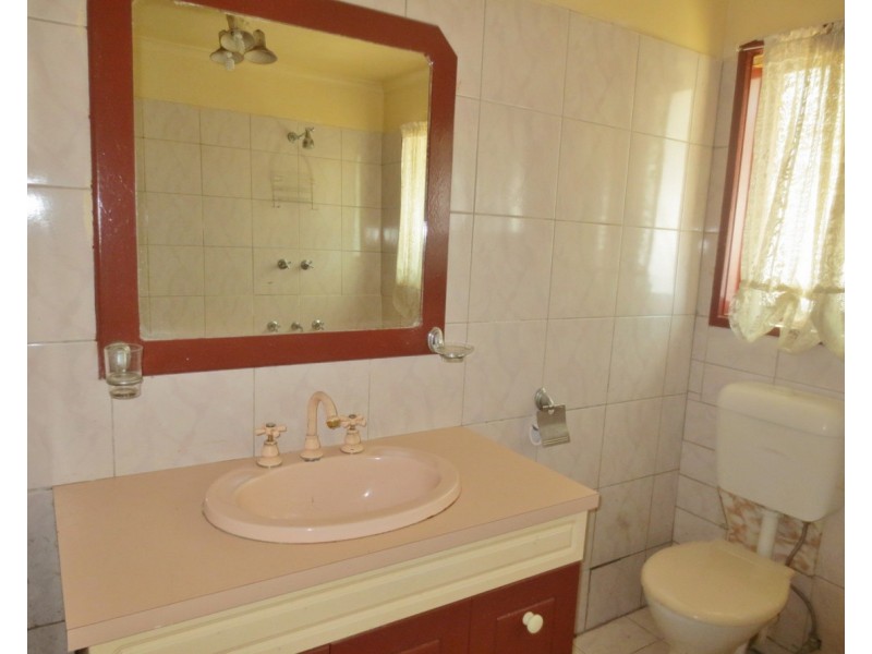 33 Malmsbury Drive, Meadow Heights VIC 3048