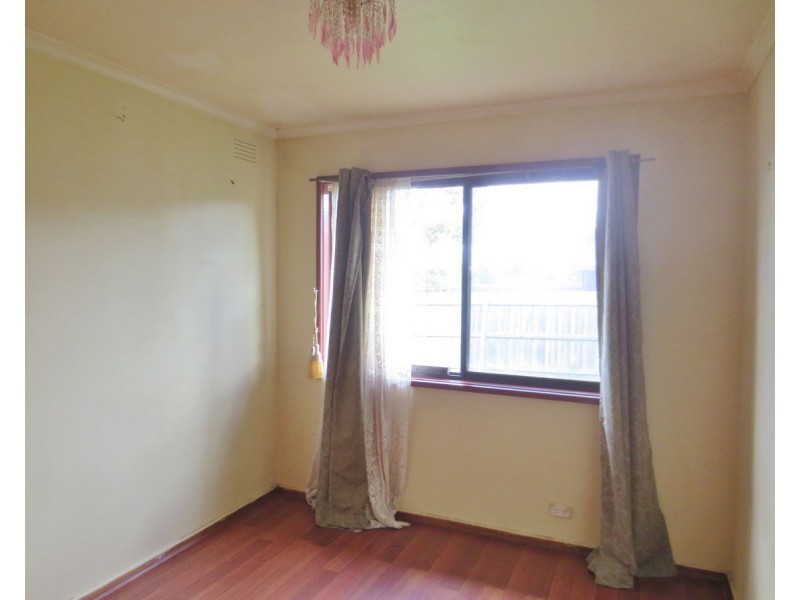 33 Malmsbury Drive, Meadow Heights VIC 3048