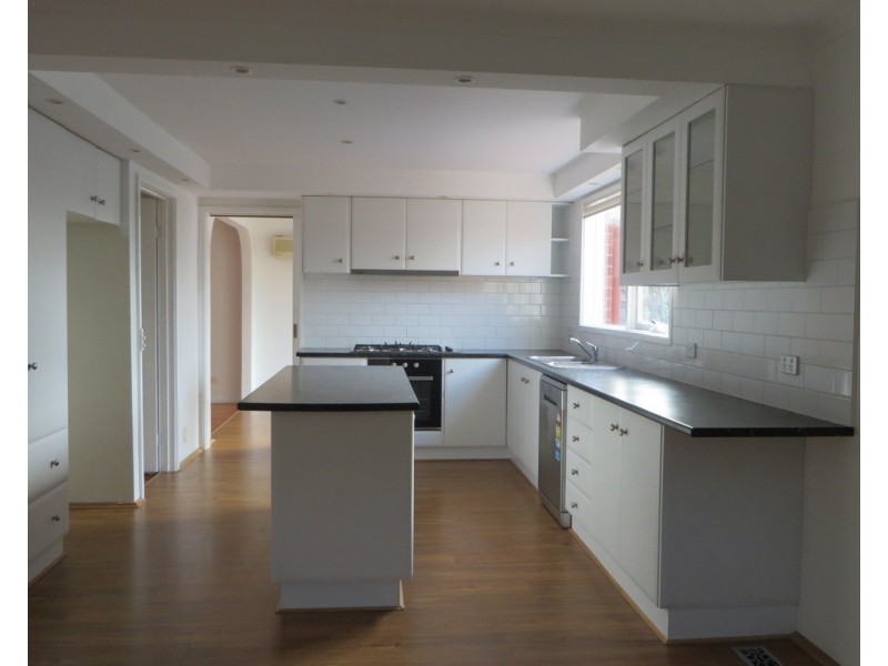 8 Nigel Crescent, Gladstone Park VIC 3043