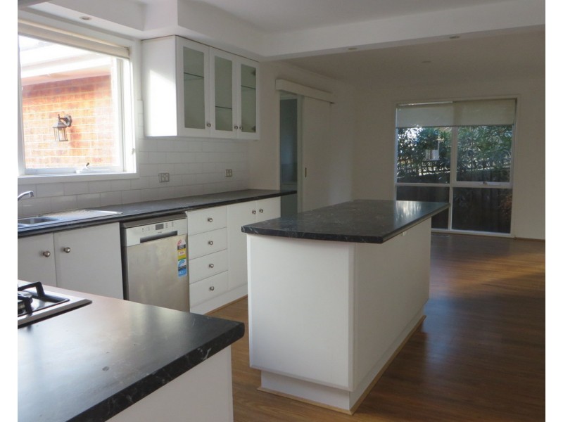 8 Nigel Crescent, Gladstone Park VIC 3043
