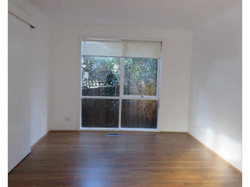 8 Nigel Crescent, Gladstone Park VIC 3043