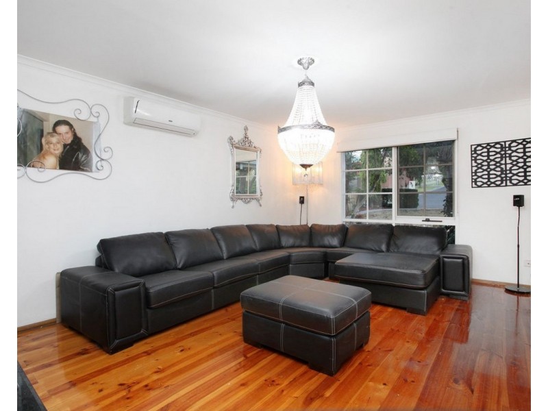 8 Nigel Crescent, Gladstone Park VIC 3043