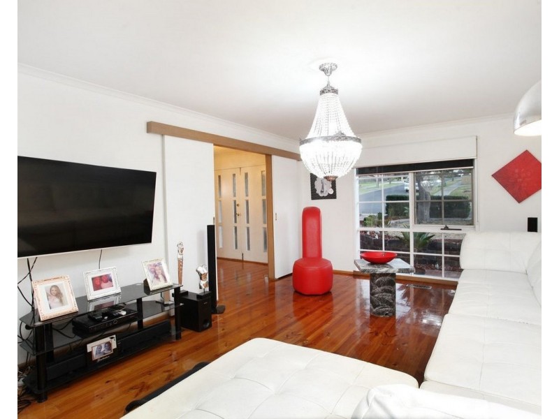 8 Nigel Crescent, Gladstone Park VIC 3043