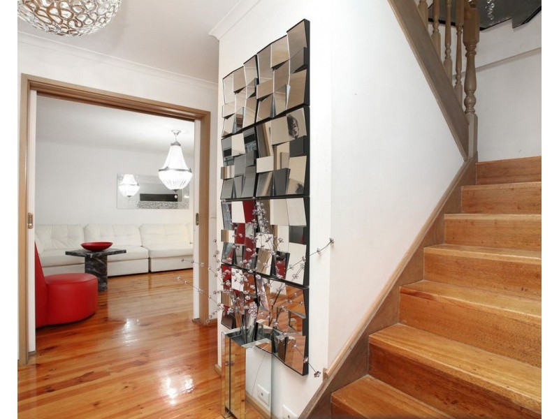 8 Nigel Crescent, Gladstone Park VIC 3043