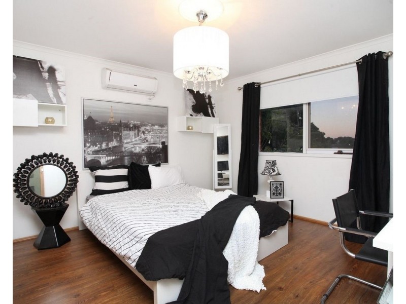8 Nigel Crescent, Gladstone Park VIC 3043