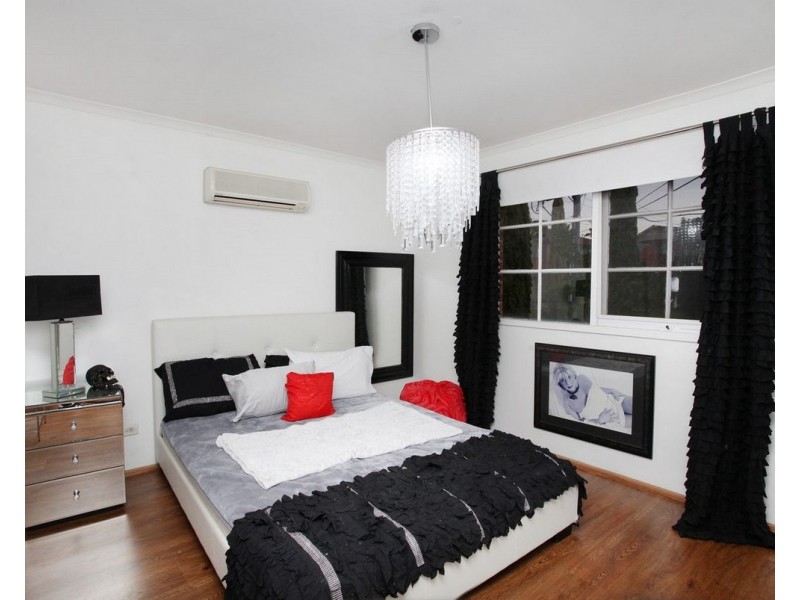 8 Nigel Crescent, Gladstone Park VIC 3043