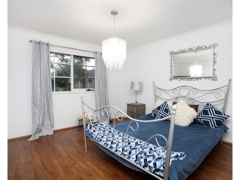 8 Nigel Crescent, Gladstone Park VIC 3043